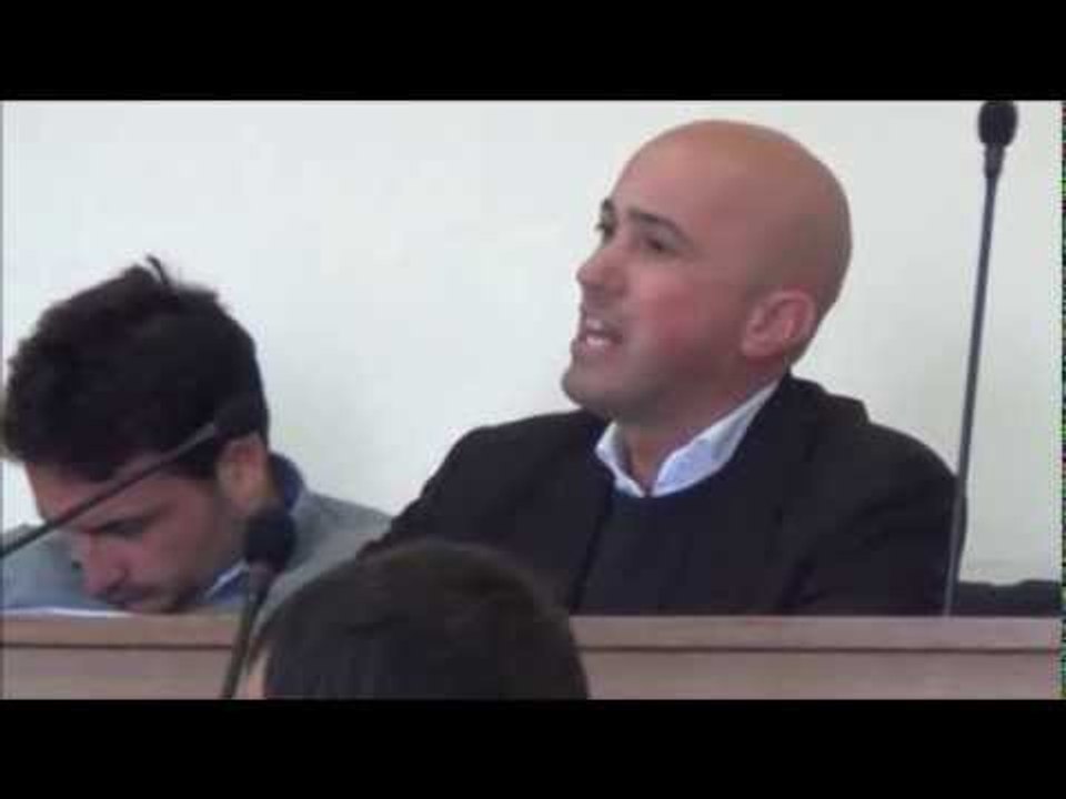 Aversa (CE) - Consiglio, il sindaco si allontana e Dello Vicario si infuria (25.02.14)