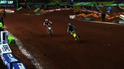 Supercross: Mécontent d'être dépassé, il fonce volontairement sur son concurrent