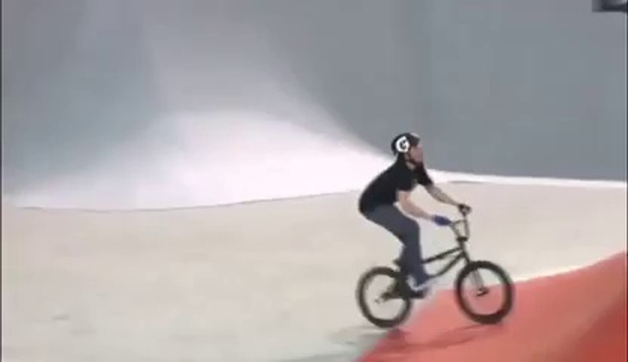 Un rider KO après une chute en BMX! Violent...