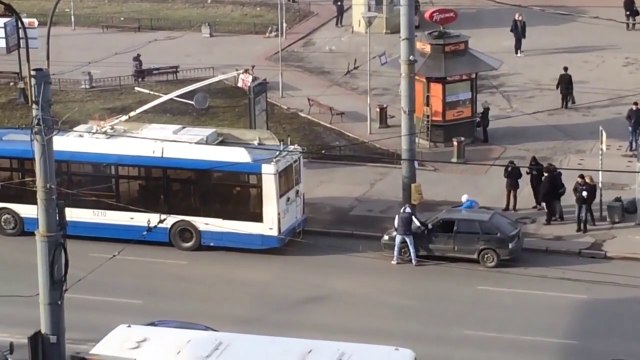 Remorquer une voiture avec un bus…FAIL... Vive les Russes! (sans que le chauffeur soit au courant)