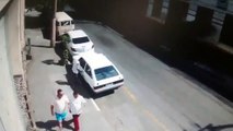 Car Thief Vs Car Owner : Violent fight... Owner wins...