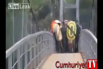 Asma köprü böyle çöktü: 9 ölü 40 yaralı