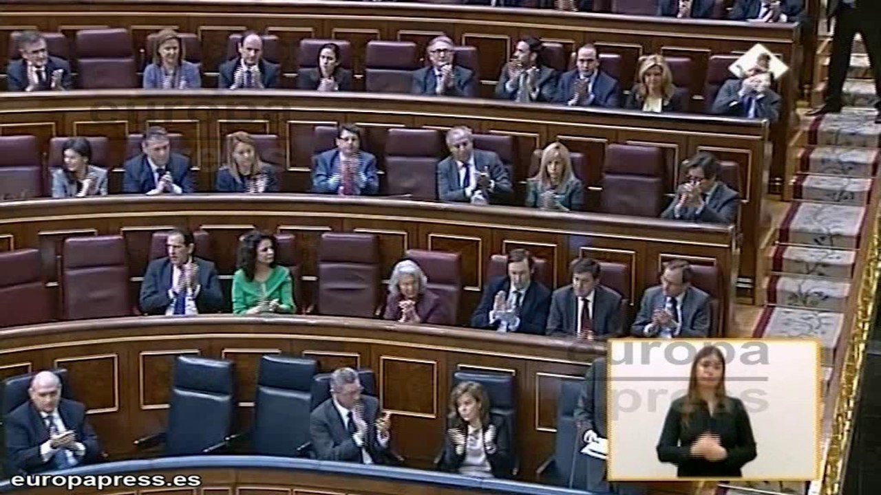 Rajoy pide disolución de ETA y Amaiur la del Gobierno