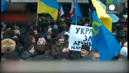 Tenso pulso entre prorrusos y proucranianos frente al parlamento de Crimea