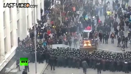 Ukraine : des manifestants attaquent la police avec un bulldozer