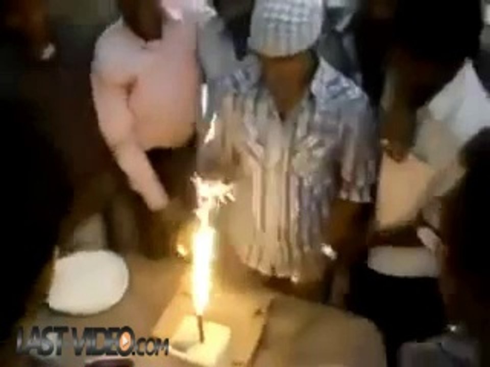 Souffler sur les bougies du gâteau d'anniversaire