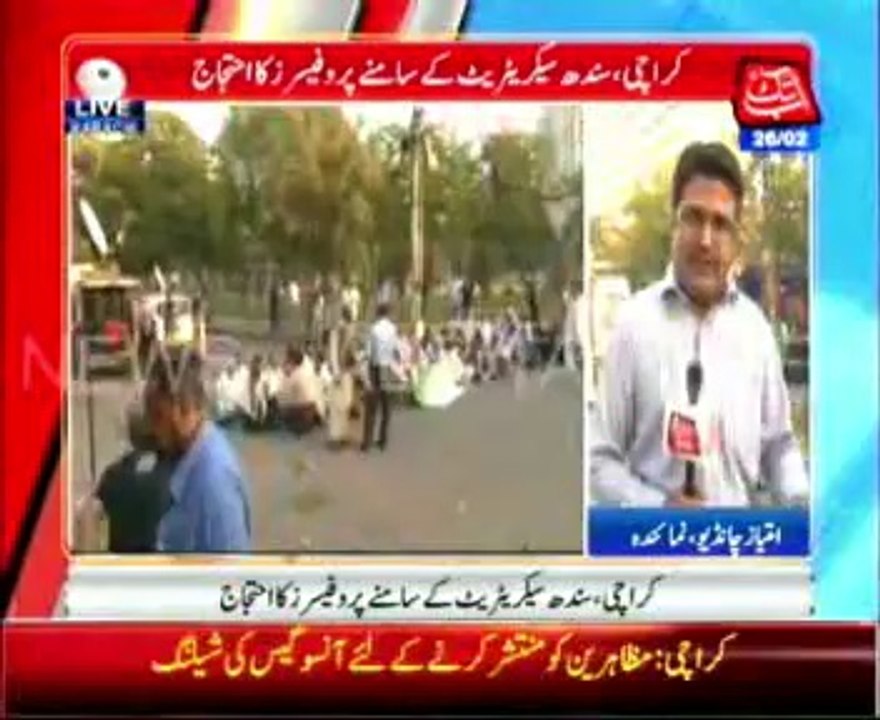 Protesting Lecturers sprayed with water canon in Karachi