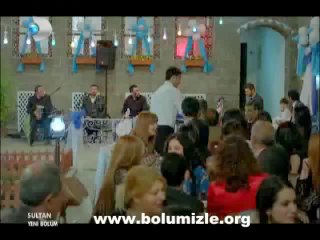 Sultan dizisi Şahin Irmak Bahçada yeşil çınar