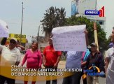 En Chimbote, pescadores artesanales protestan contra la dirección regional de la Producción.