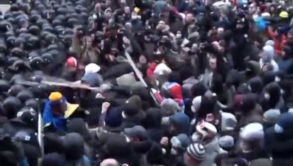 Maidan/Kiev: des manifestants "pacifiques"...