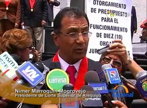 En Arequipa, como medida de protesta los jueces de la corte superior de Justicia de esta ciudad sesionan en el frontis de la sede principal del Poder Judicial.