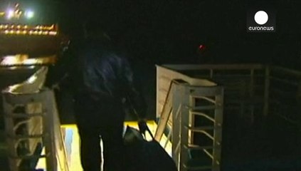 Costa Concordia'nın kaptanı gemisinin enkazını ziyaret etti