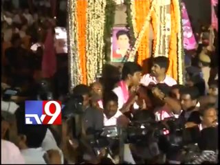 KCR pays tribute to Telangana martyrs at Gun Park