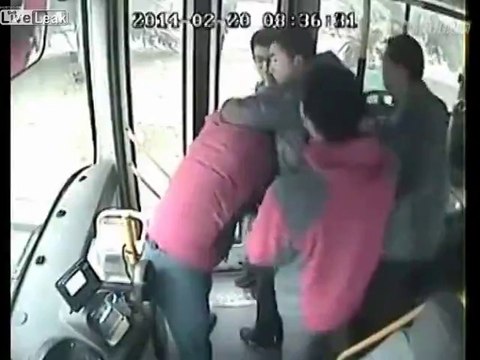 Videos de Peleas: Chinito atacando al conductor de un autobús (tepillao.com)
