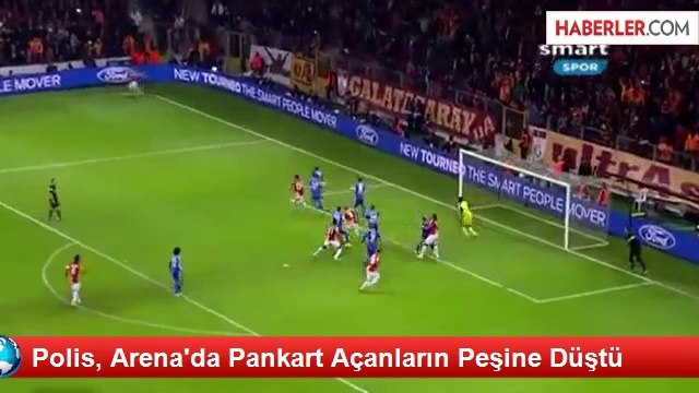 Polis, Arena'da Pankart Açanların Peşine Düştü