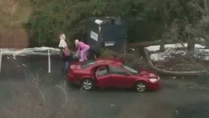 Saçı Uzun Aklı Kısa Sarışın Kızın Çöp ve Çöp Kutusuyla İmtihanı