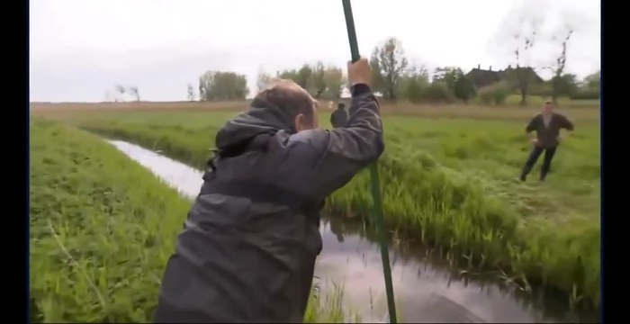 Traverser un cours d'eau avec une perche (FAIL)