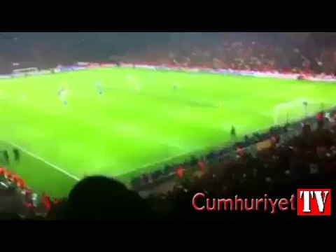 Polis tribünde pankart avına çıktı!