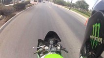 Kawasaki ZX-6R playing with BMW
