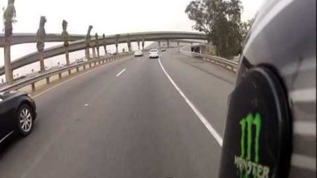 1st person freeway motorcycle lane splitting (GoPro Hero 2 ZX-6R)