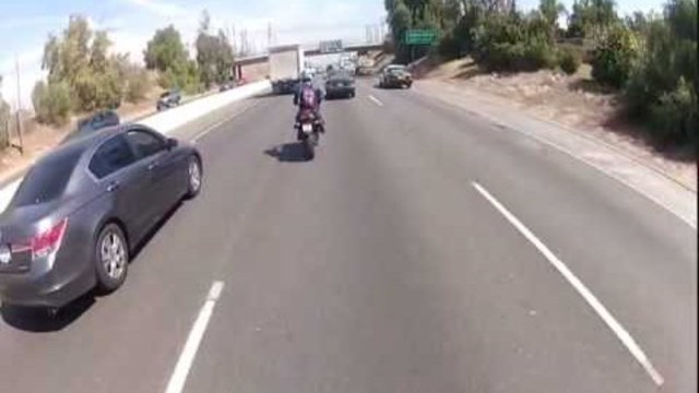 Owning the freeway on a Kawasaki ZX-6R (GoPro Hero 2)