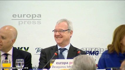 Regalan a Valcárcel la primera piña cultivada en España