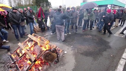 Les salariés de la Redoute bloquent le site de la Martinoire à Wattrelos.