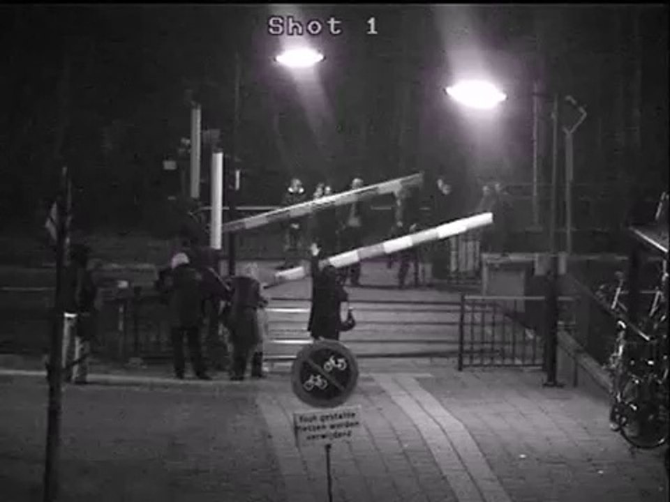 Une femme traverse un passage à niveau