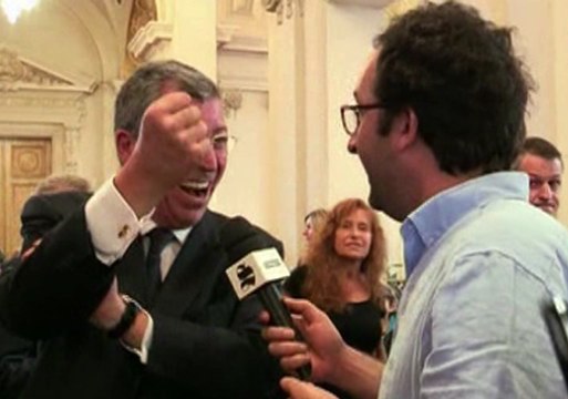 Le nouveau bras d'honneur de Patrick Balkany - ZAPPING ACTU HEBDO DU 12/04/2014