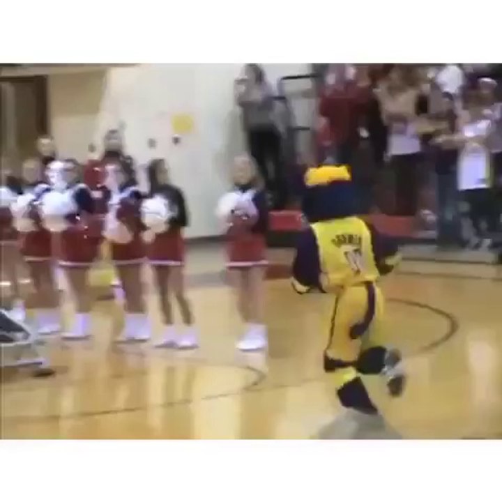 Maskot Yaptığı Basketle Potayı Kırdı!