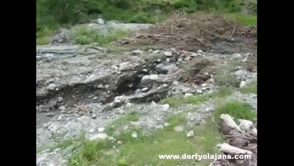 beşikgöl de toprak kayması sonucu yollar kapandı