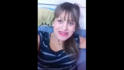 Fille fait du beat box spécial