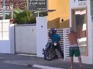 Armed Bandit Try Rob Woman But is Shot By Off-Duty Cop ( Full Action )