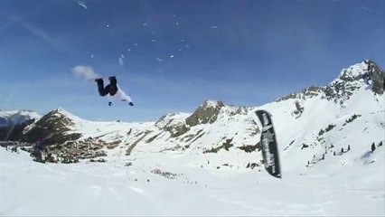 So violent crash : Snowboarder VS 2 skiers!