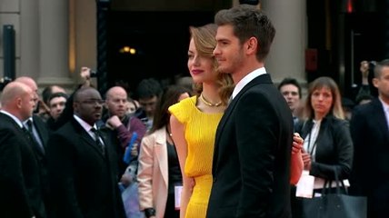 Video herunterladen: Andrew Garfield Gets Testy When Asked About Emma Stone