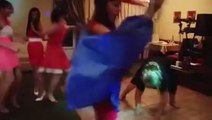 Dans Ederken Kendinden Geçen Şişman Kadının Komik Dansı