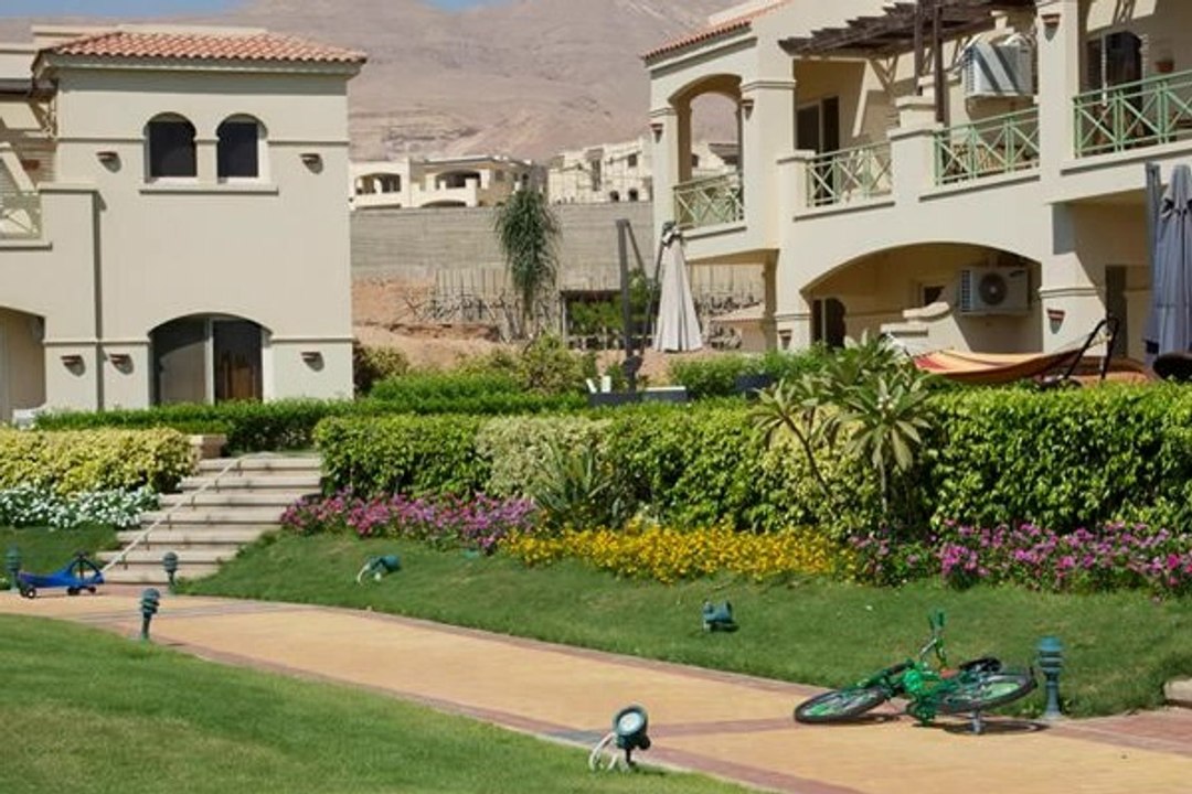 شاليه بالصف الثالث  للبيع فى لافيستا العين السخنة