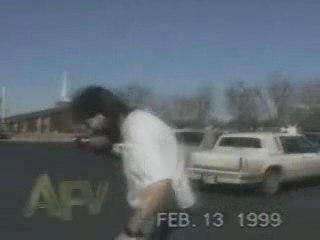 un-mec-eternue-sur-son-pote