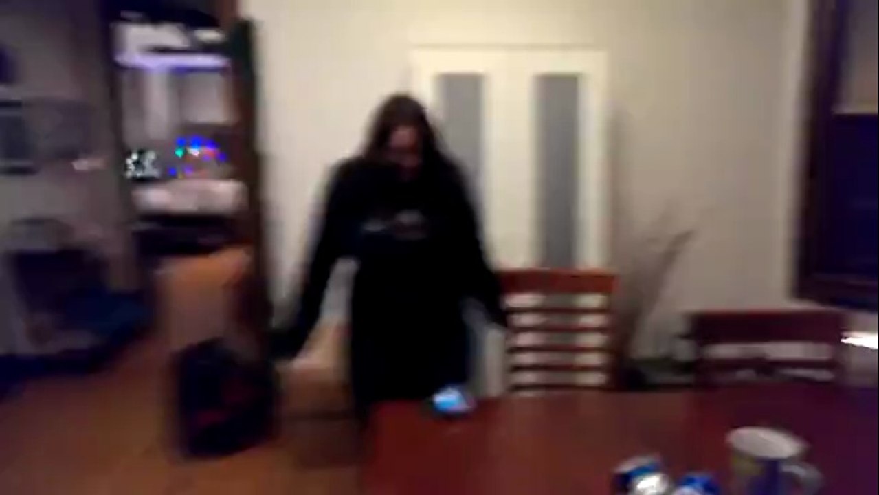 Göğüsüyle kutu kola ezen kız