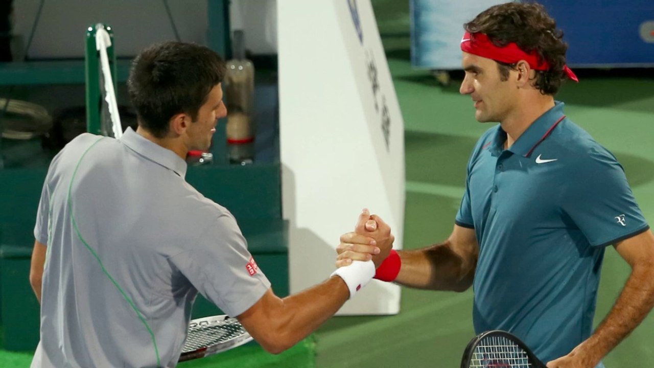 Federer cieszy się z wygranej w meczu z Djokoviciem