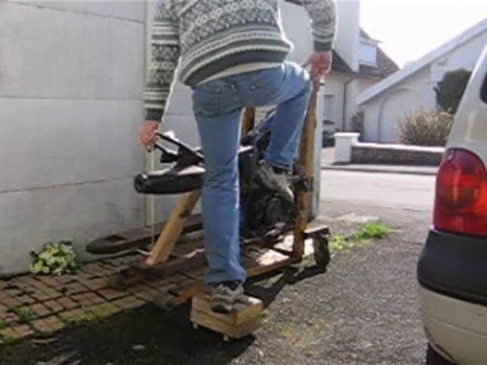 démarrage d'un moteur de Yamaha 500 XT, dans son cadre, attaché sur un lève palette