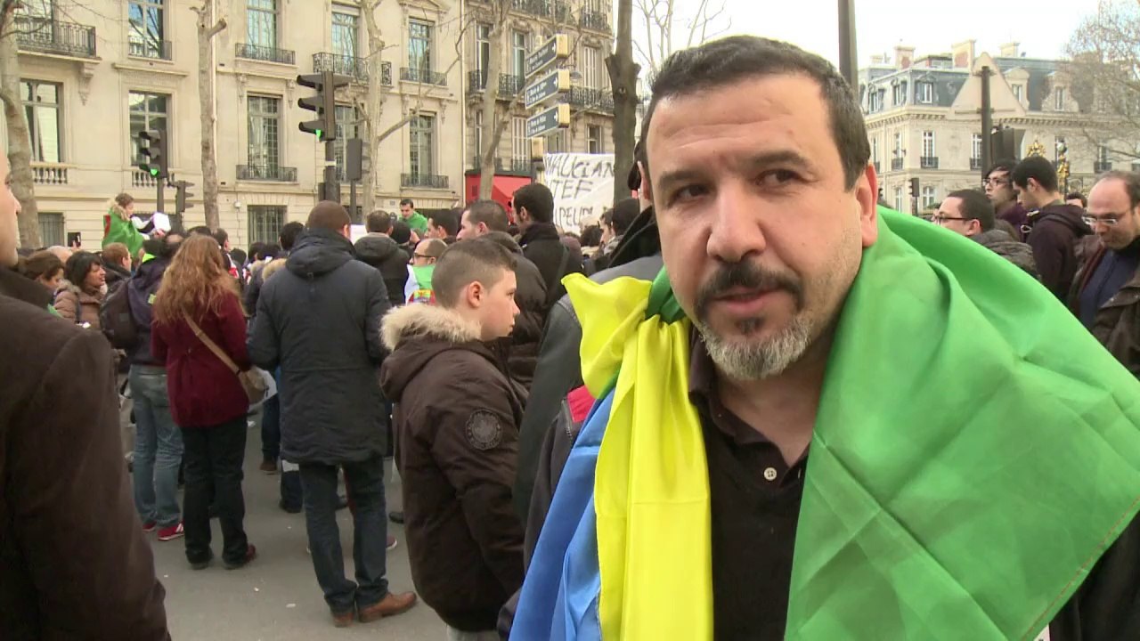 Manifestation anti-Bouteflika devant l'ambassade d'Algérie à Paris