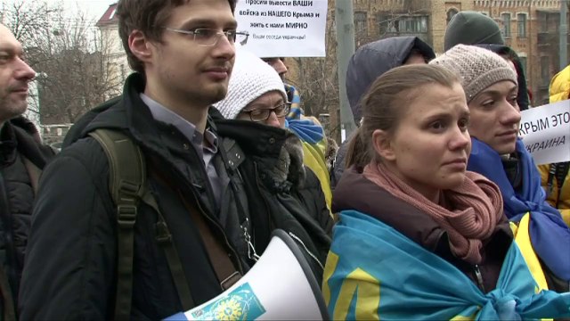 Ukrainians divided over pro-Russian troops in Crimea