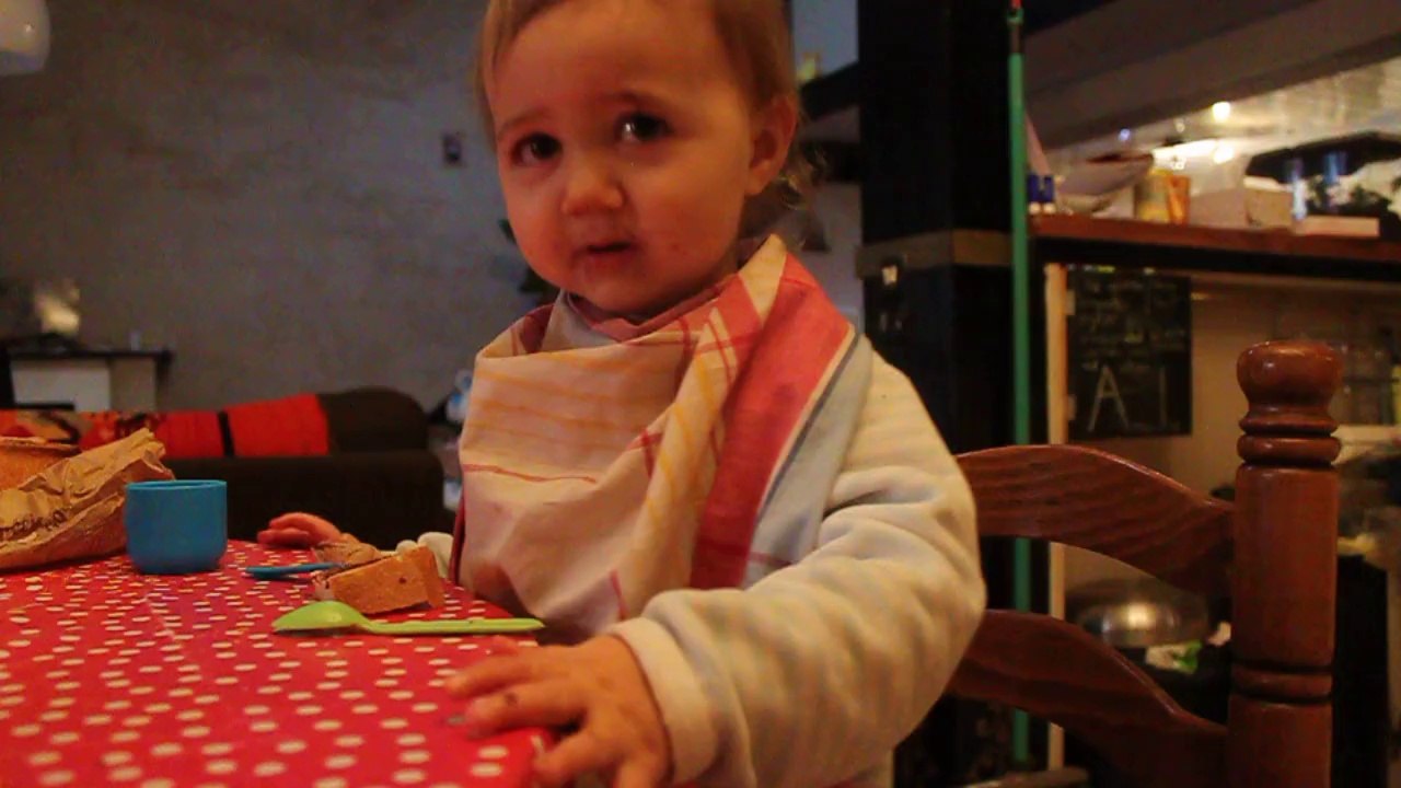 Anne-Lise imite les animaux