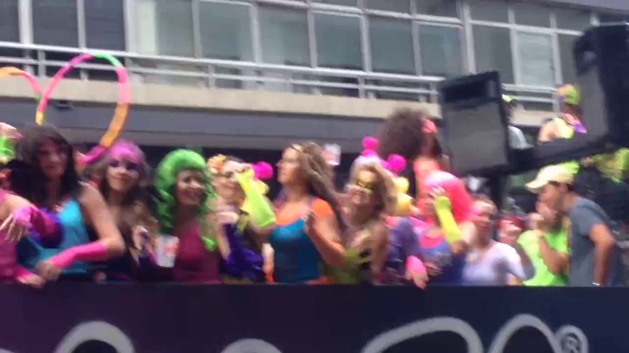 SONIA,KRIS Y CÉSAR SUBEN A LA CARROZA DE ZUMBA