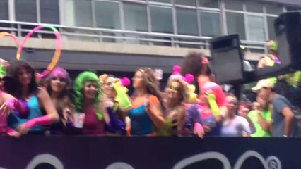 SONIA,KRIS Y CÉSAR SUBEN A LA CARROZA DE ZUMBA