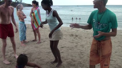 WWW..DANSACUBA.COM Meme a la plage les stagiaires essaient de progresser ...c est vrai y a encore du boulot