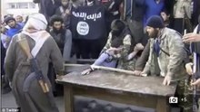 Muslim Syrian extremists cut off a man's hand as punishment for stealing VIDEO Thief