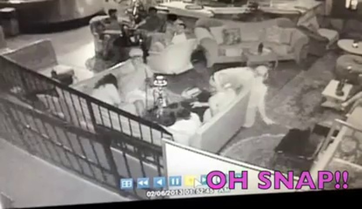 Deux filles glissent sur du vomi... Pas de chance les filles!