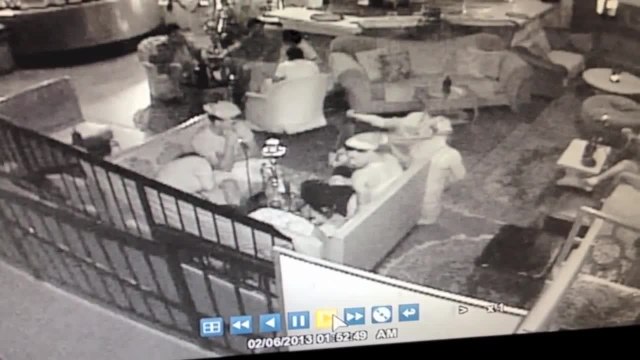 2 femmes glissent sur du vomi dans un bar à chicha